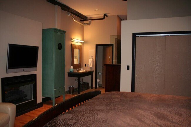 Master Bath and Shower - 1260 W 4th St