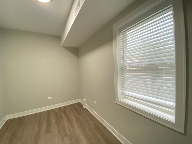 Building Photo - 2650 W 21st Pl