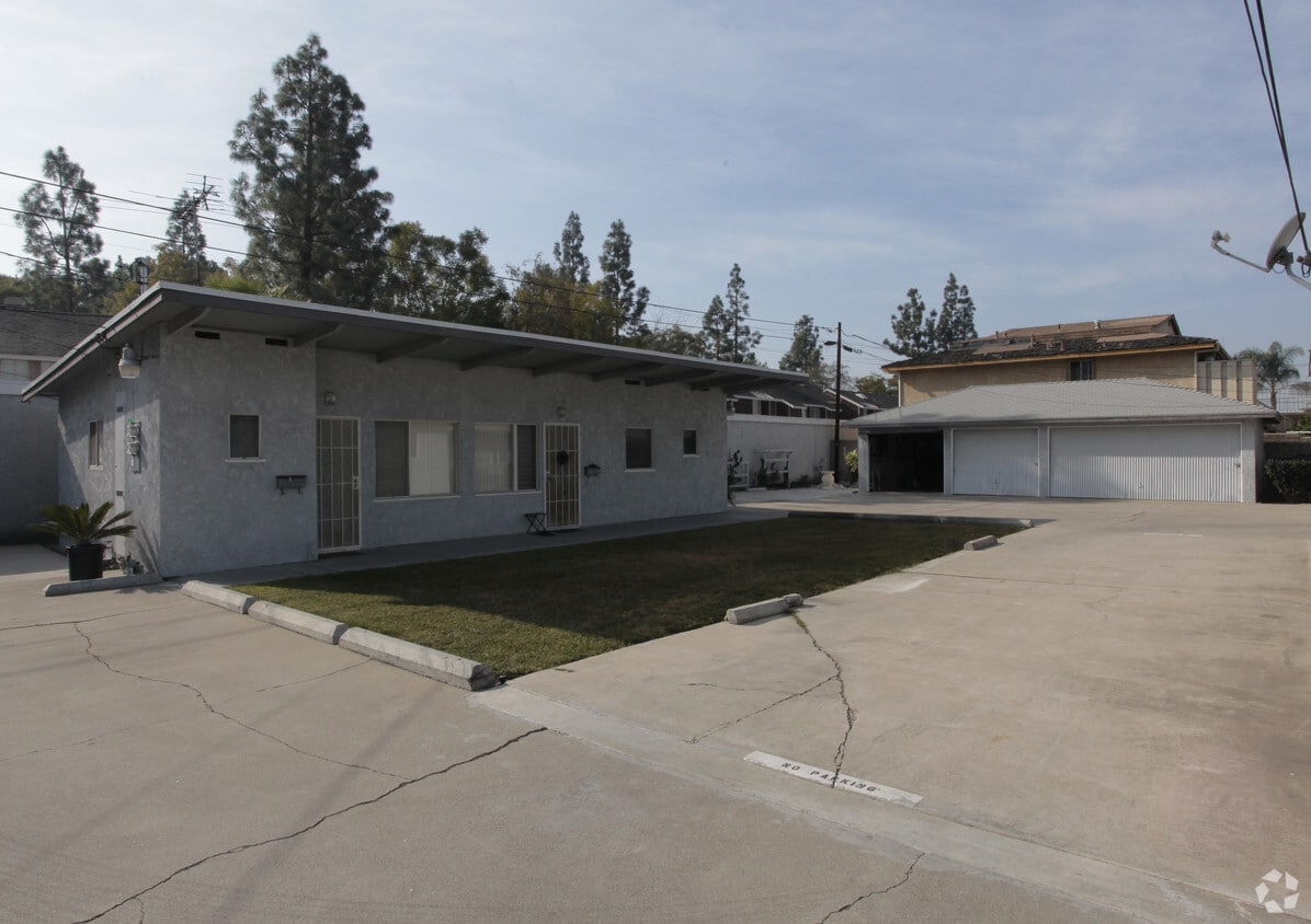 Primary Photo - 10918-10942 Lampson Ave