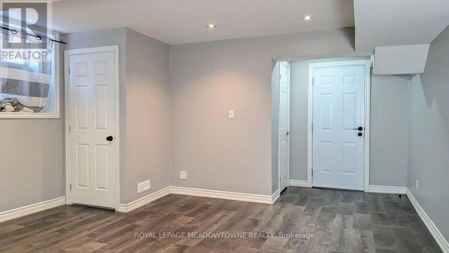 Building Photo - 259 Queen Mary Dr