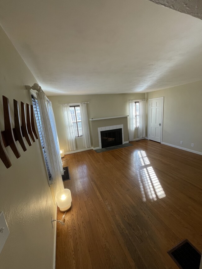 Living Room - 941 Broadmoor Dr