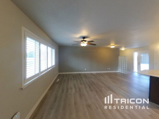 Foto del edificio - 4195 Hemlock Pl