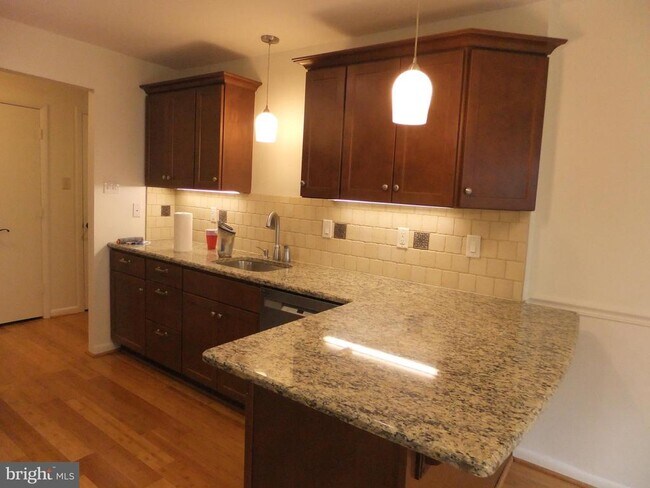 Building Photo - 1730 Oakwood Terrace