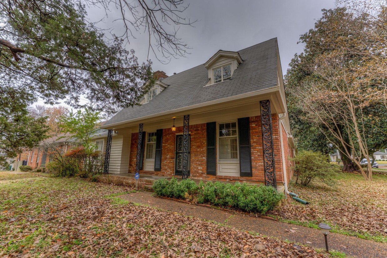 Primary Photo - Spacious 3-bedroom, 2-bath home with a bon...