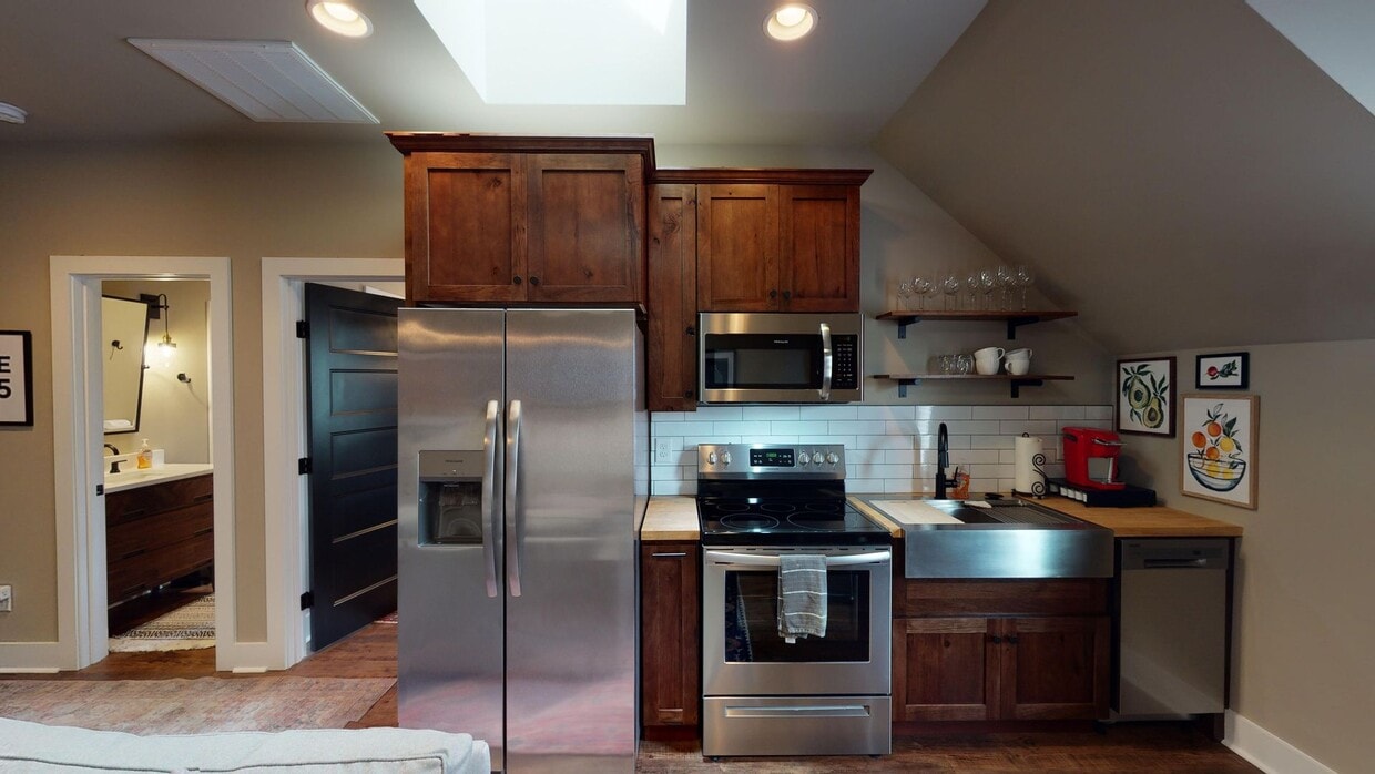 Primary Photo - Cozy Fully Furnished Edgehill Apartment- A...