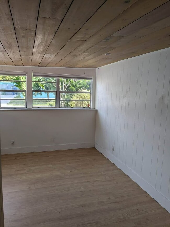 Foto del edificio - 605 NE 27th St