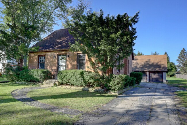 Building Photo - 948 S Plum Grove Rd