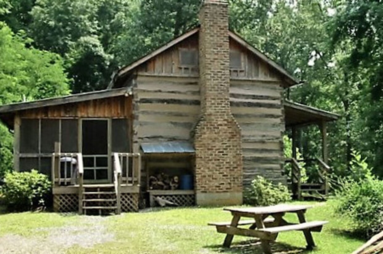 Foto principal - Highland's Cabin is a rustic 1BR, 1 Ba log...