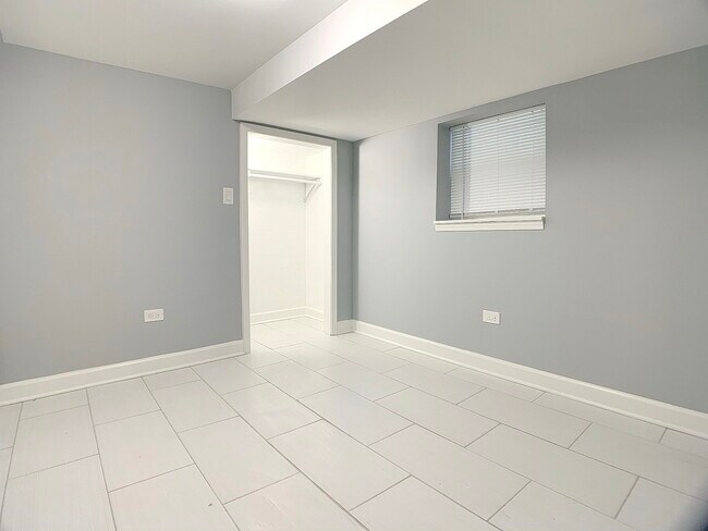 Foto del edificio - 2327 N Harding Ave