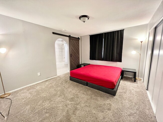 Building Photo - Furnished 2 Bed 2 Bath Remodeled Condo!