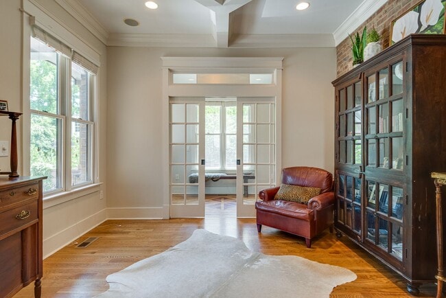 Building Photo - GREEN HILLS HOME with POOL FOR RENT: Walk ...