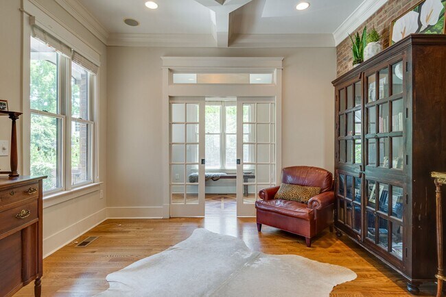 Foto del edificio - GREEN HILLS HOME with POOL FOR RENT: Walk ...
