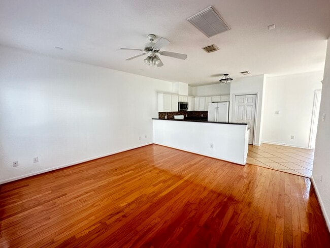 Sala de estar - 2213 Naomi St