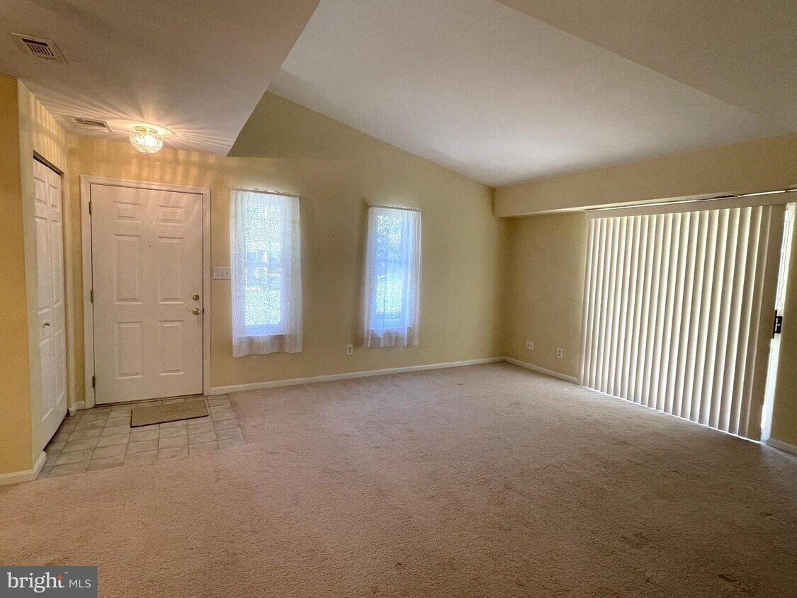 13645 Orchard Dr Unit 3645, Clifton, VA 20124 Room for Rent in