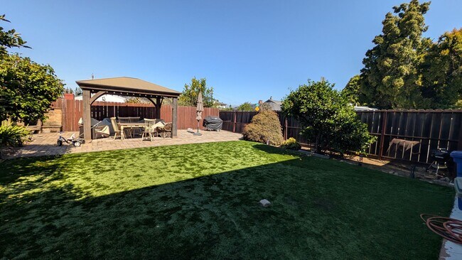 Foto del edificio - Beautiful Modern Home in San Leandro w/ Premium Kitchen Upgrades & Private Backyard Pergola