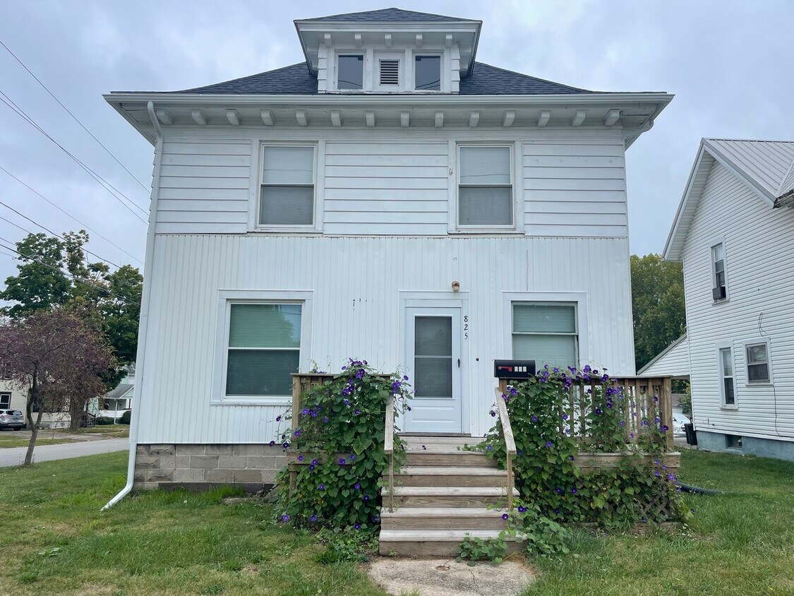 Primary Photo - Large Four Bedroom Home