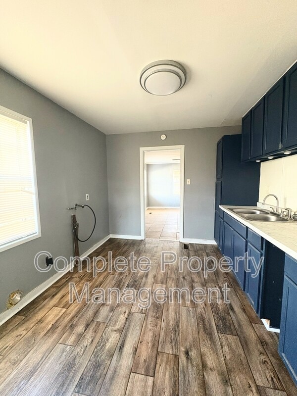 Building Photo - 2023 Hollins Dr