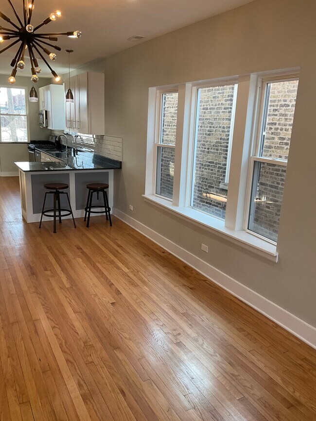 Dining room - 4037 W Roscoe St