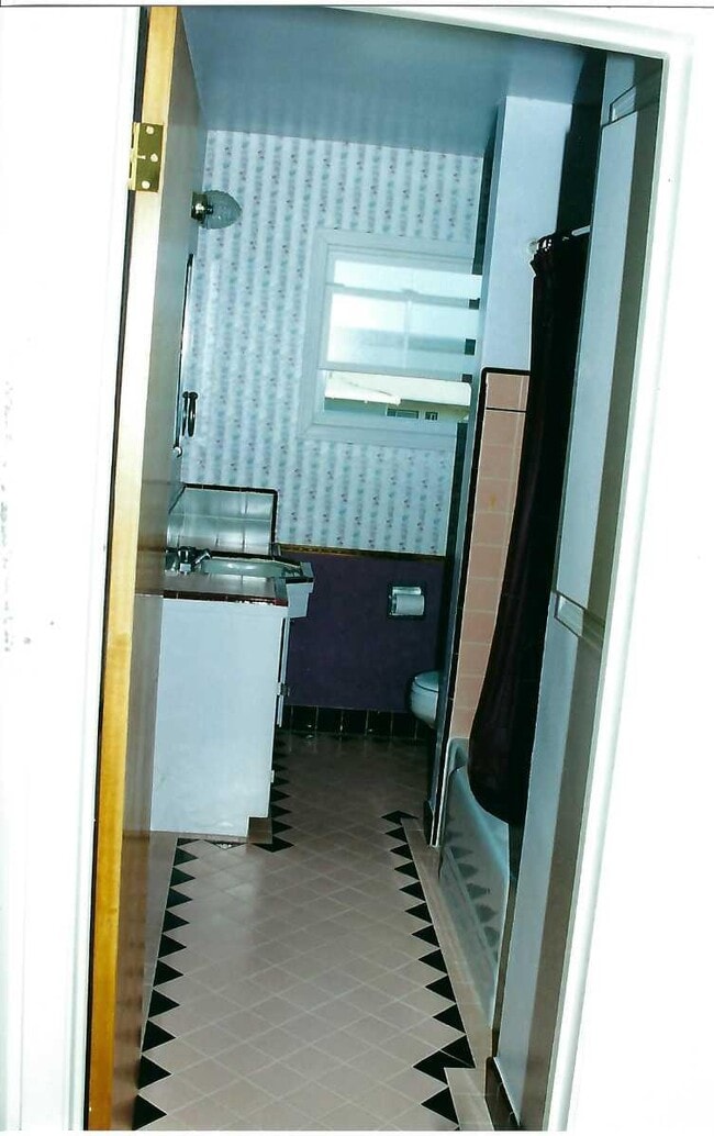 Building Photo - 2800 Roosevelt Ave