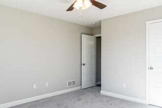 Building Photo - 4820 Valley Forge Cir