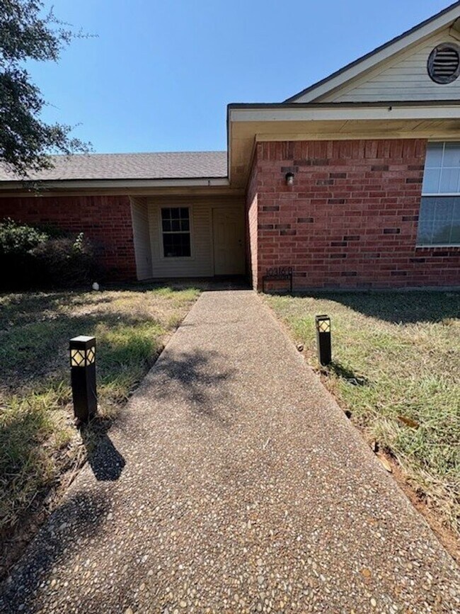 Building Photo - 10316 Hyacinth Ln