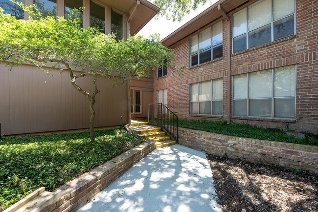 Building Photo - 10566 High Hollows Dr