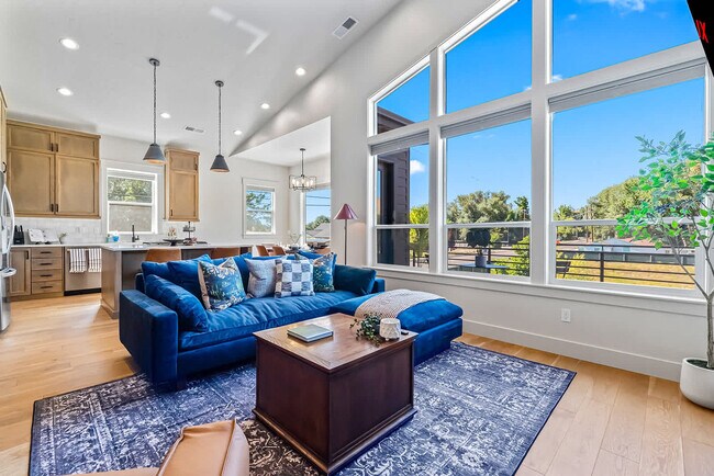 Foto del edificio - 6389 W Bluebird Ln