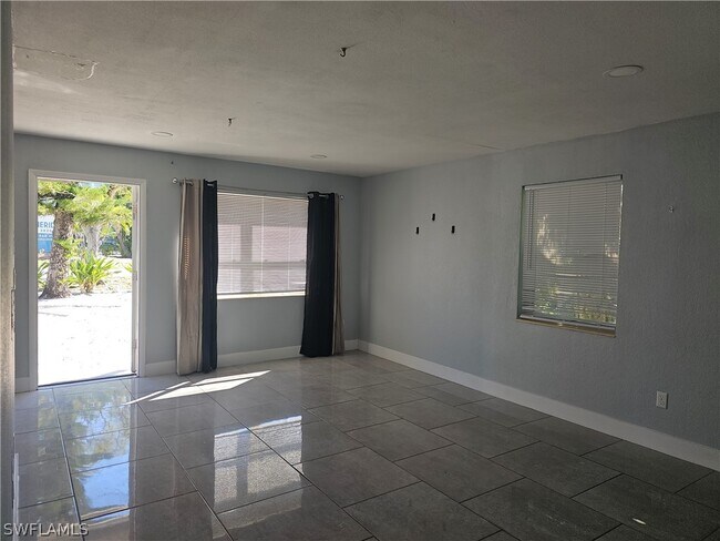 Foto del edificio - 2828 Central Ave