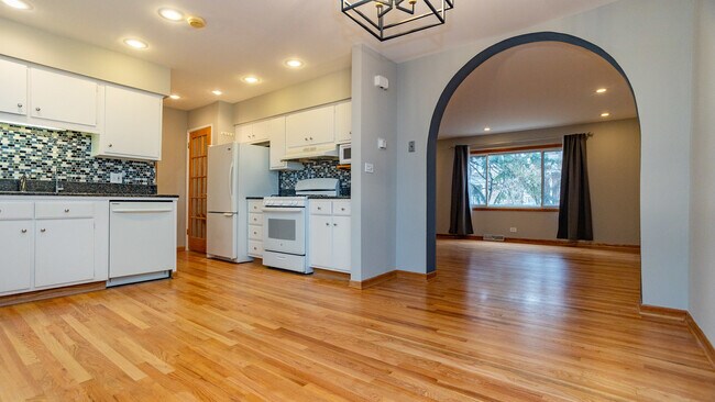 Building Photo - 4452 W Dakin St