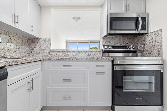 Building Photo - 10425 SW 112th Ave