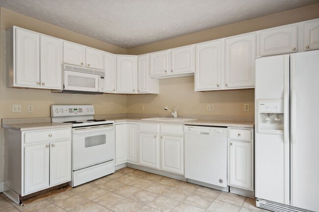 Building Photo - 3 bed/ 2 1/2 Bath.  Pet Friendly. Off Stre...