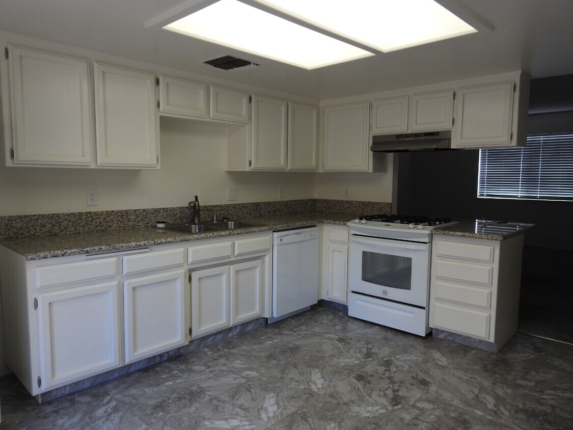 Foto principal - 341 S Sunset St