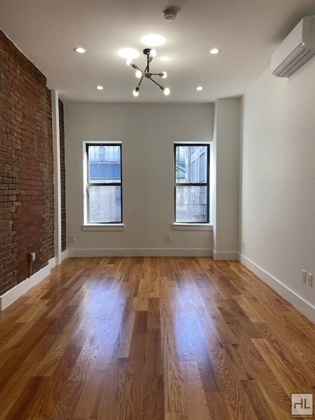 Building Photo - VANDERBILT AVENUE / Renovated 1-Bedroom in...