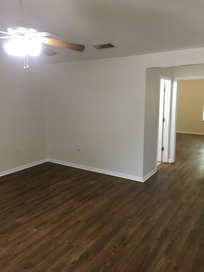 Foto del edificio - 134-136 Melody Ln NW