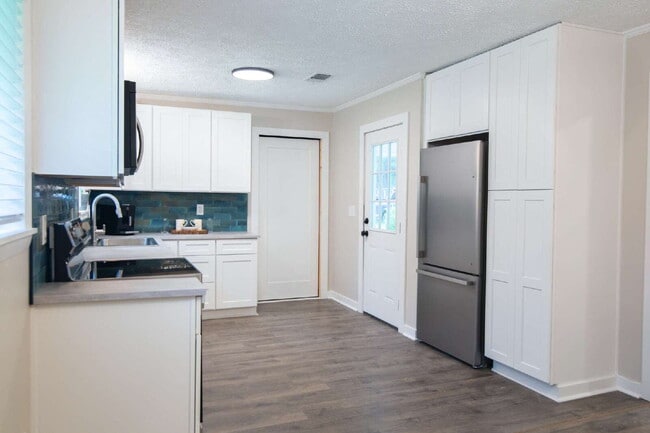 Building Photo - Charming Remodeled 3-Bed/1-Bath Home on 1 Acre — Ideal for Grad Students, Pros, or Game-Day Retre...