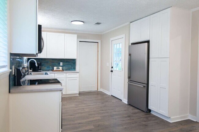 Foto del edificio - Charming Remodeled 3-Bed/1-Bath Home on 1 Acre — Ideal for Grad Students, Pros, or Game-Day Retre...