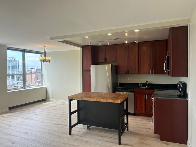 Foto del edificio - 655 W Irving Park Rd