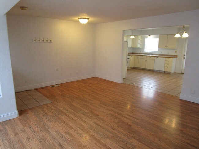 Foto del edificio - 604 NE Lookout Ave