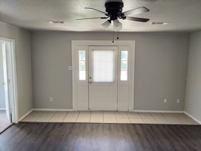 Foto del edificio - Completely refurbished home walking distan...