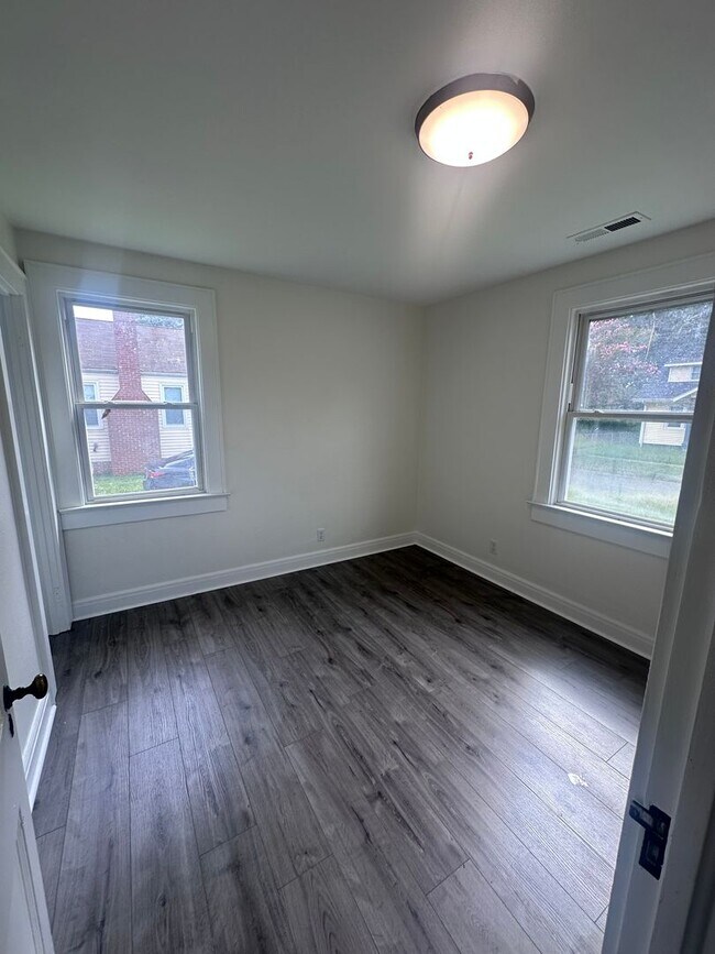 Foto del edificio - 2730 Vimy Ridge Ave