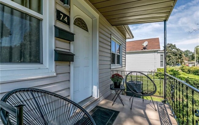 Building Photo - Main level-74 Peel St Barrie Ontario L4M 3L4