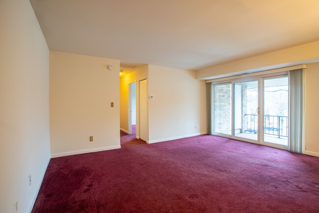 Building Photo - Lovely 2 BR/1.5 BA Top Floor Unit Condo in...