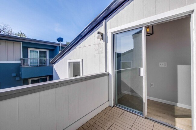Building Photo - Remodeled 2 Bed 2 Bath Modern Condo with B...