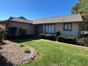 Building Photo - 161 Fairway Dr