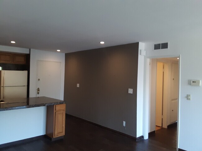 Building Photo - 740 N Kings Rd