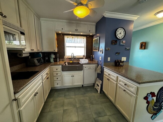 Building Photo - Oceanfront Condo!