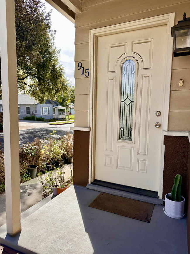 Building Photo - 915 N Los Robles Ave