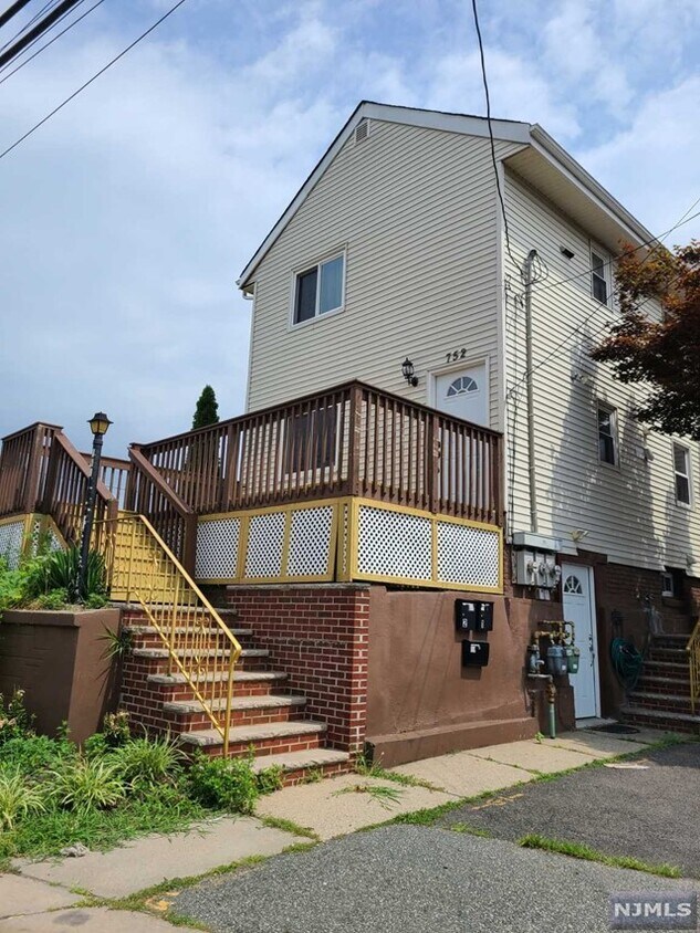 Primary Photo - 752 River Dr