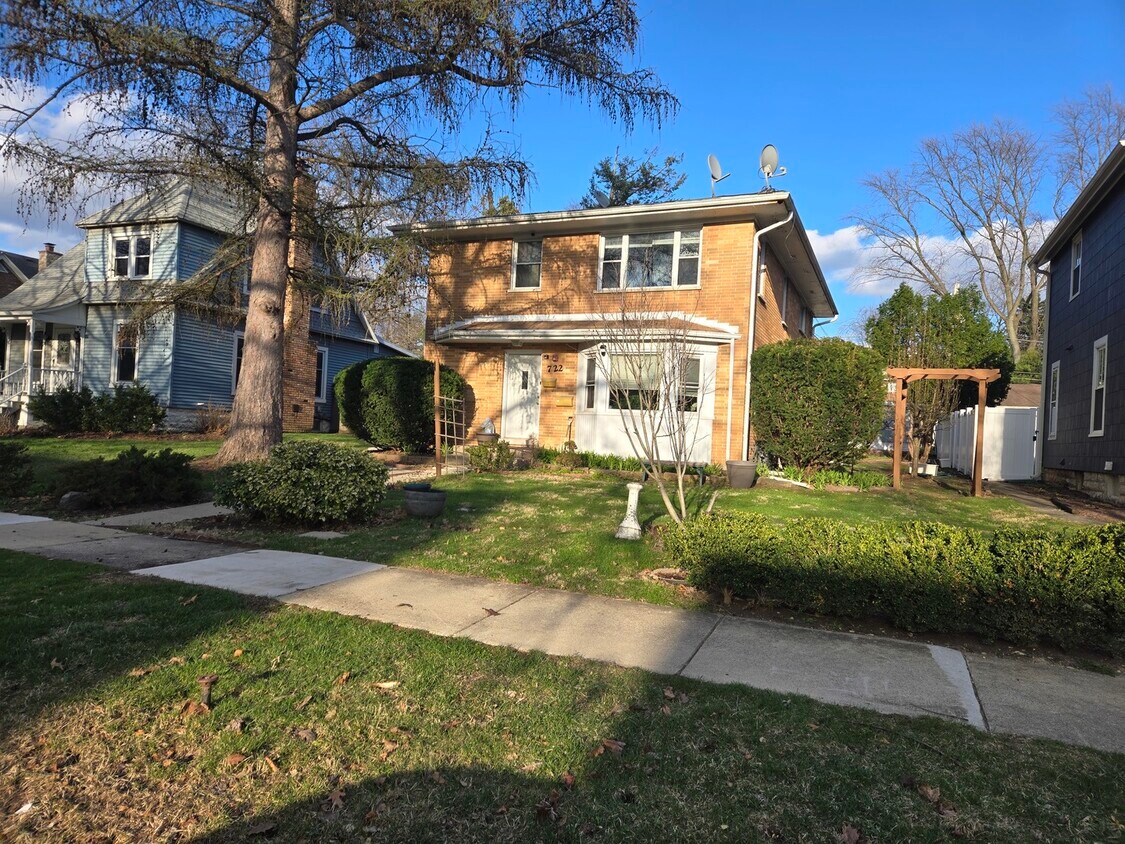 Foto del edificio - 722 N Center St