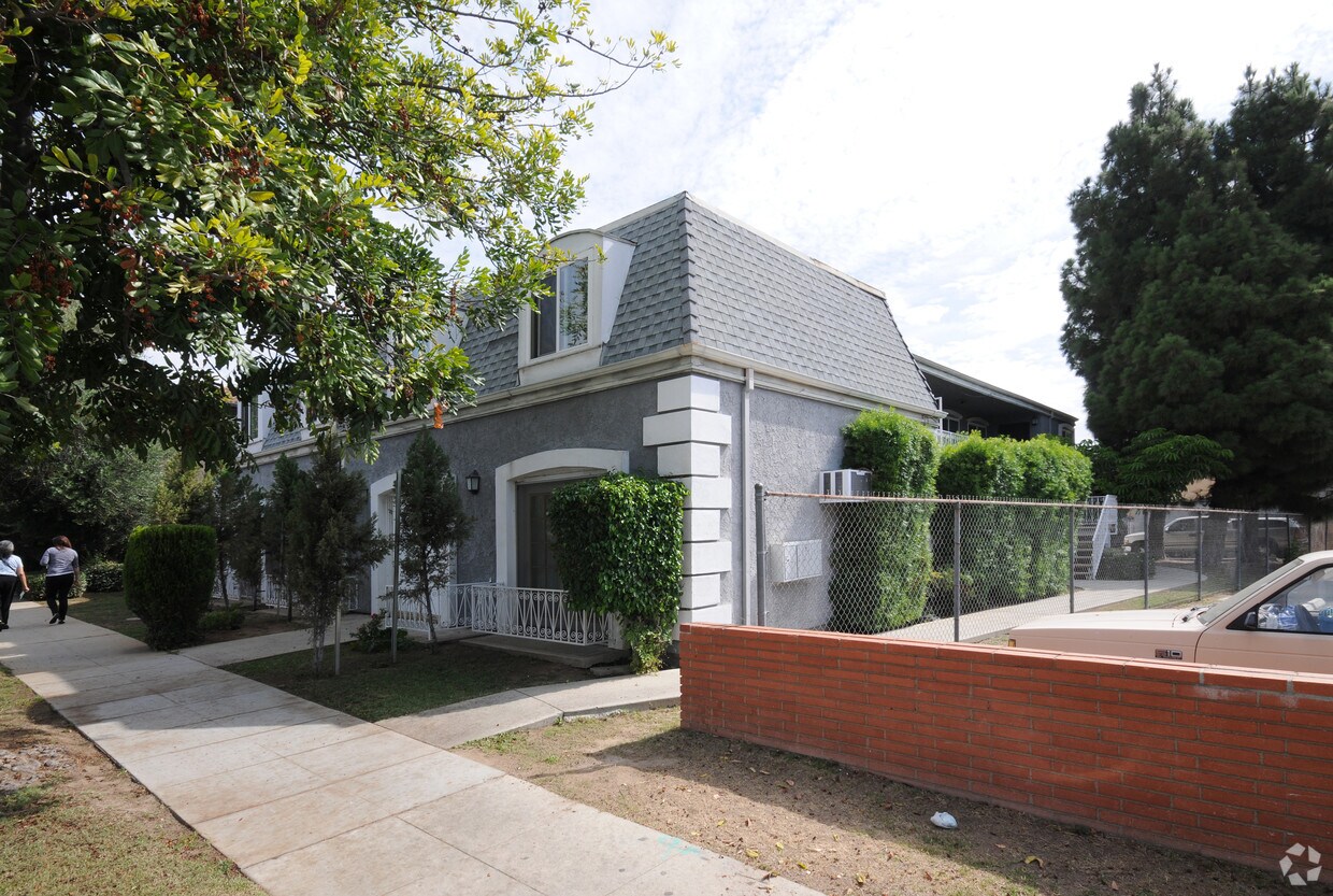 Primary Photo - 3460 Cedar Ave